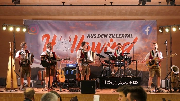 Hoch her ging es im Ballsaal mit flotter Musik.