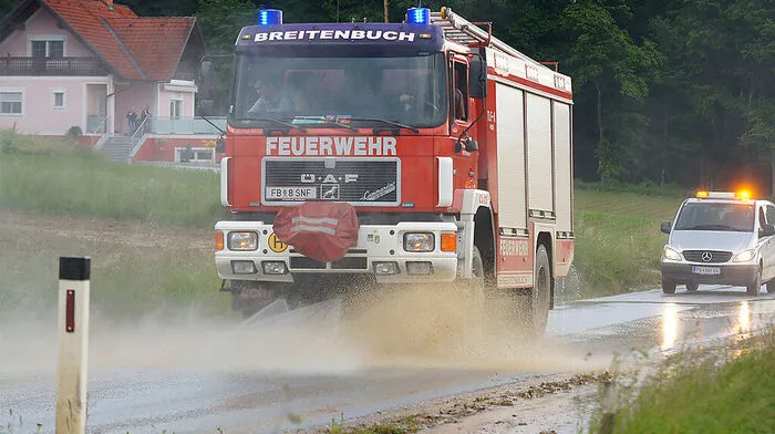 Fast 600 Feuerwehrmänner waren im Einsatz, um die Straßen und Wege zu reinigen