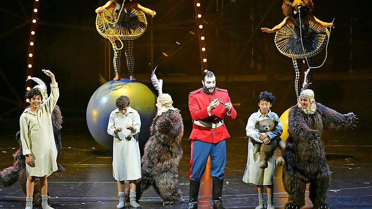 Maro Peter als Tamino und die drei Knaben im Zirkus-Ambiente