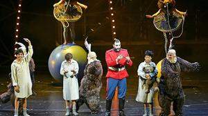 Maro Peter als Tamino und die drei Knaben im Zirkus-Ambiente