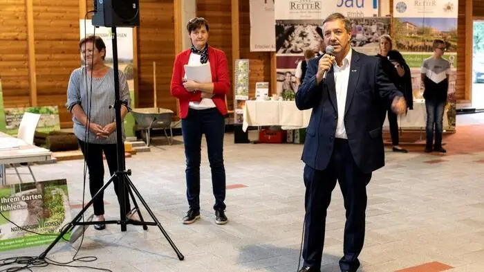 Begrüßt von Bürgermeister Johann Schirnhofer, nützten an die 180 Schülerinnen und Schüler diese Möglichkeiten zur Berufsinformation in der Region