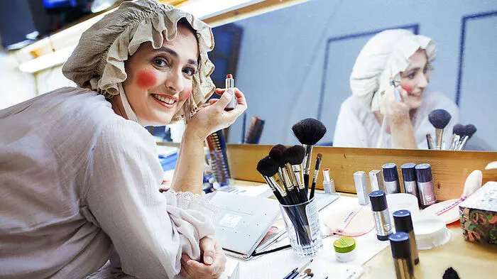 Letzter Schliff in der Maske: Sigrid Gamisch-Karner gibt heuer das Kammermädchen „Smeraldina“