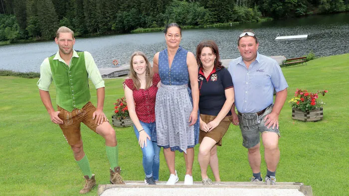 Das "Ochsen" Joch Team von Links: Josef Ortner, Sophia Hochsteiner, Inh. Manuela Fröhlacher, Desiree Ortner und Günter Fröhlacher am Strandbad Goggausee bei Steuerberg.