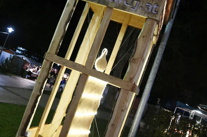 Diese riesige hölzerne Weihnachtslaterne am Eingang zum Spittaler Weihnachstmarkt lädt ein zum Katschberger Adventwanderweg.