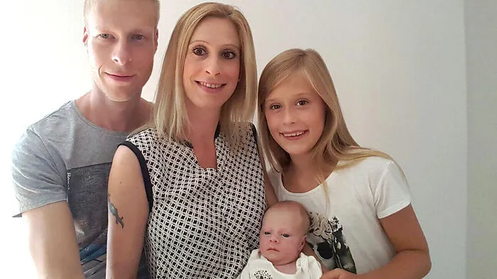 Thomas Pichler und Sonja Höfler mit der kleinen Jana und Schwester Xenia