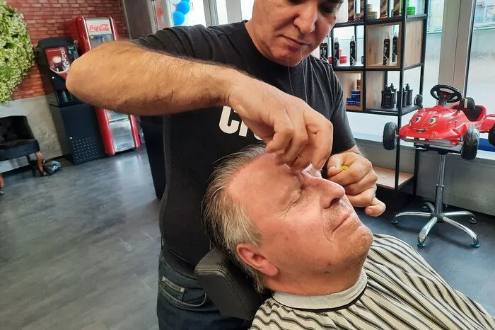 Abschließend werden noch die unerwünschten Augenbrauen-Haare entfernt.