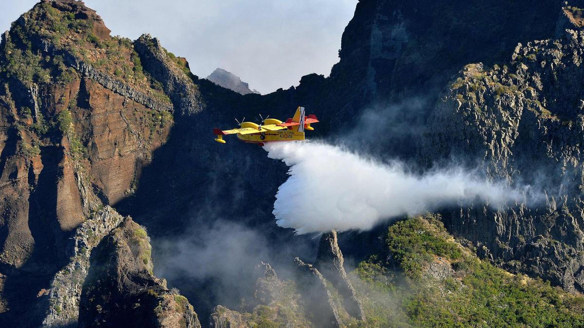 Mit Canadair-Flugzeugen wurde der Waldbrand am Berg Cimador bei Moggio Udinese gelöscht (Symbolfoto)