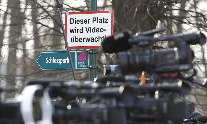 ABD0064_20161204 - PINKAFELD - ÖSTERREICH: Kameras vor dem Wahllokal anlässlich der Stimmabgabe im Rahmen der Bundespräsidenten Stichwahl-Wiederholung am Sonntag, 4. Dezember 2016, in Pinkafeld. - FOTO: APA/ERWIN SCHERIAU