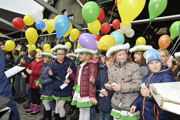 Mehr als "99 Luftballons" wurden von den Steinfelder Kindern gestartet.