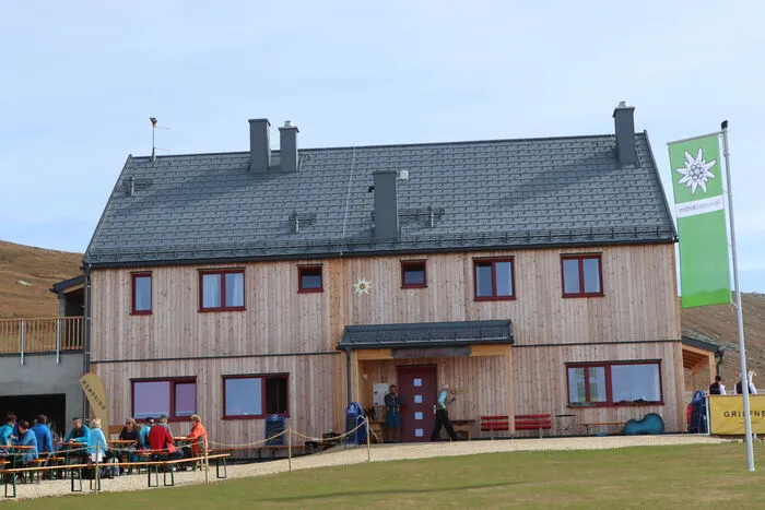 Der Alpenverein konnte in Abstimmung mit der Firma Griffnerhaus ein durchdachtes und praktikables Schutzhaus neu aufbauen.