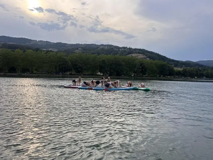 Aufgrund der einfachen Übungen ist das SUP-Yoga laut Postl auch für Anfänger geeignet