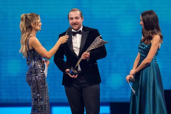 VIENNA,AUSTRIA,03.OCT.24 - SPORTHILFE - LOTTERIEN Sporthilfe-Gala, election of Austrian Sports Personality of the Year. Image shows host Mirjam Weichselbraun, Valentin Bontus (AUT) and host Karina Toth. Keywords: male athlete of the year presented by ACP-Therapie, trophy.
Photo: GEPA pictures/ Johannes Friedl