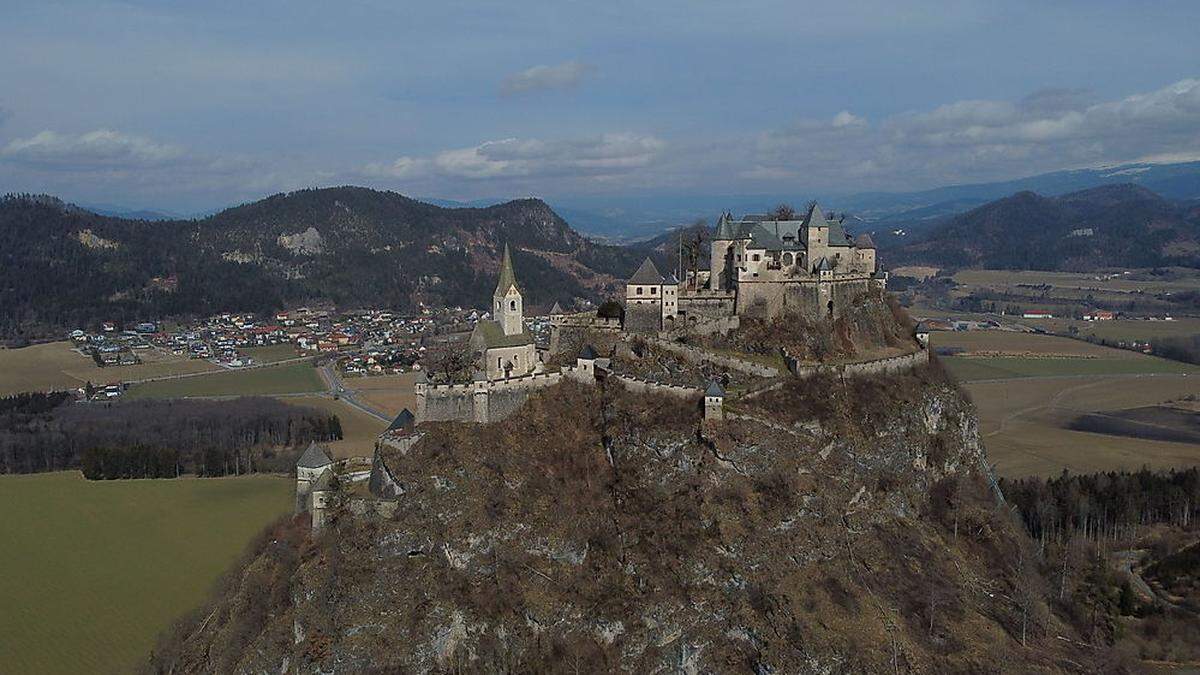 Eine Station beim Fit-Marsch ist St. Sebastian mit Blick auf die Burg Hochosterwitz 