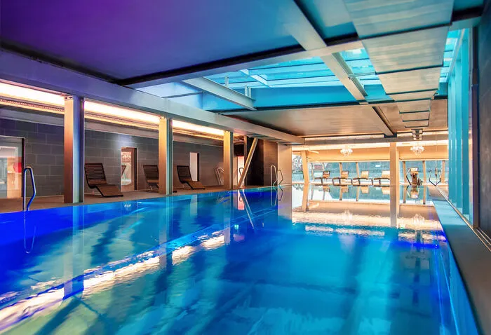 Bei John Harris Fitness in Graz erwartet Sie neben modernen Trainingsgeräten auch eine Wellnessoase mit Pool