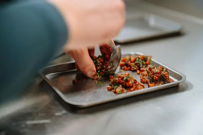 Die Fülle abkühlen lassen, aus der Masse kleine Kugeln formen. Auf ein Blech setzen und einfrieren.