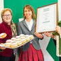 Gratulierten der frisch gebackenen "Krapfen-Kaiserin" Eva Zach: Maria Pein, Auguste Maier und Eva Lipp