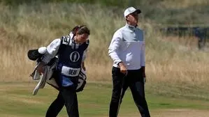 Joe Dean mit seiner Verlobten Emily Lyle, die ihn als Caddie unterstützt