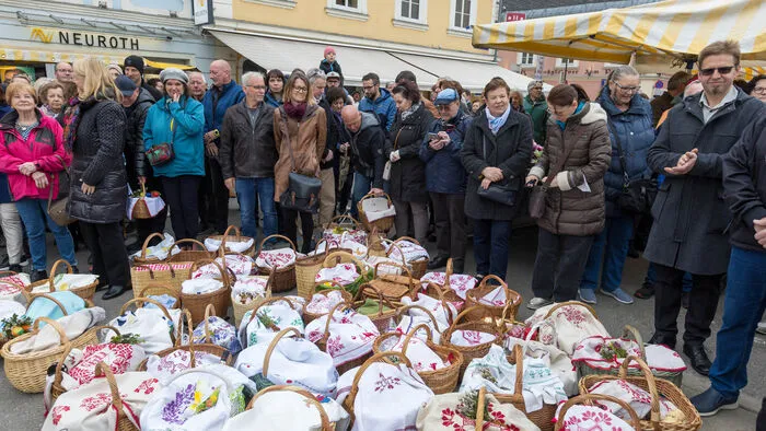 Zahlreiche Körbe, gefüllt mit bester Kärntner Osterjause, wurden am Benediktinermarkt gesegnet.