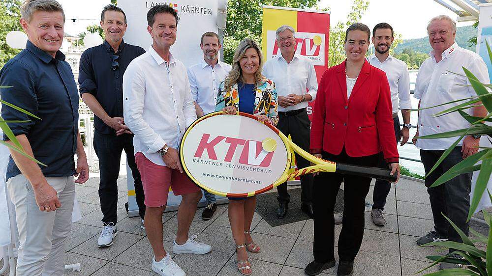 Veranstalter Gernot Dreier (Dritter von links) mit den Partnern des WTA-Tennis-Turniers in Pörtschach