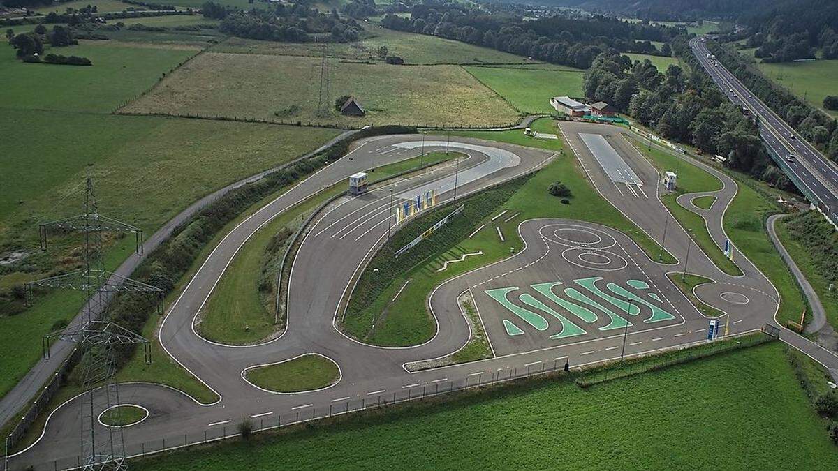 Auf einen Blick: So sieht das weitläufige und moderne Übungsgelände des Öamtc-Fahrtechnikzentrums in Kalwang aus. Es umfasst vier Hektar 