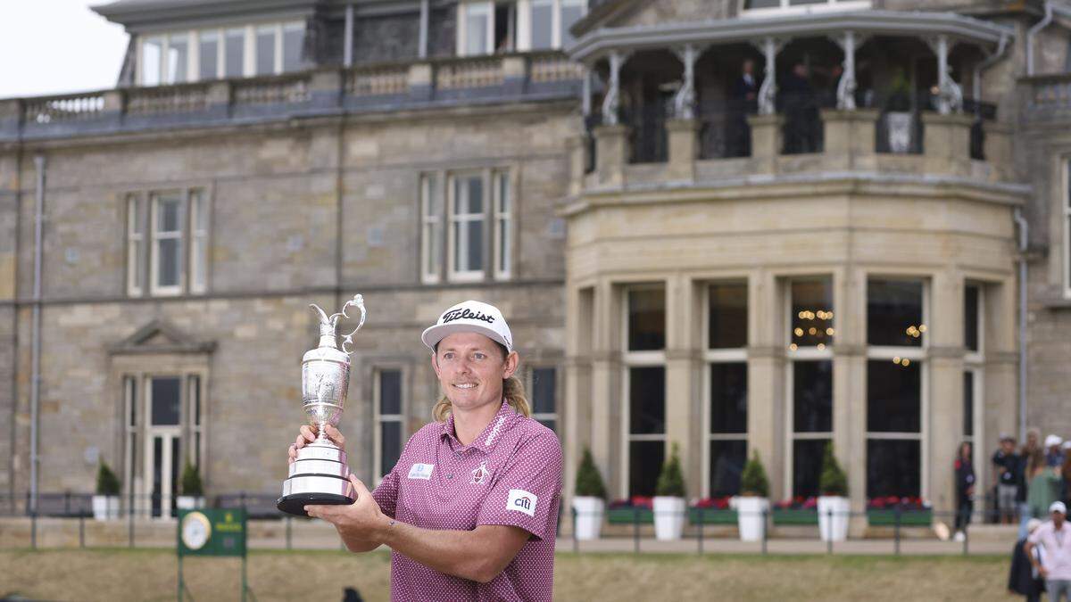 Cameron Smith mit dem Claret Jug vor dem ehrwührdigen Clubhaus des Old Course 