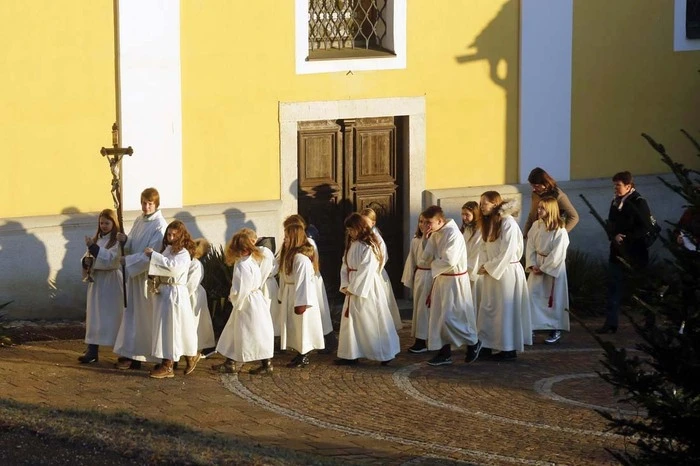 Nach dem Einzug der fünfzehn Ministranten in die Pfarrkirche der Hundertwassergemeinde...
