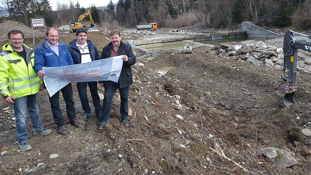 Mayr, Mandler, Moser und Polier Walter Oberrainer an der Baustelle naturnahe Organismen-Wanderanlage, die die Barriere (im Hintergrund) umgehen wird