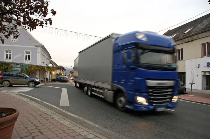 In Lavamünd bei der Draubrücke treffen sich die Lavamünder Straße über Ruden nach Klagenfurt und die Bleiburger Straße über Neuhaus und Bleiburg zum Grenzübergang Grablach