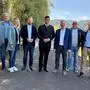 Mehrere Politiker stehen auf einer Straße
