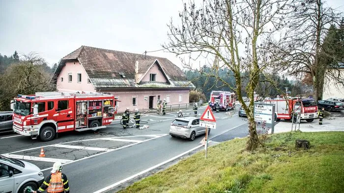 Donnerstagvormittag wurden die Villacher Feuerwehren zu einem Einsatz in Wernberg gerufen. In der Erdgeschoßwohnung eines Wohnhauses an der B 83 Höhe Kaltschach brannte es.