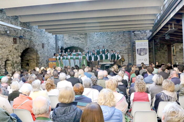 Im bis auf den letzten Platz ausverkauften oberen Burghof sah man unter anderen den Glanegger Bürgermeister Arnold Pacher, Siegfried Ehrlich, Bezirksobmann des Sängergaues St. Veit/Feldkirchen, Steuerberater Stefan Mirus sowie Bildungswerk-Bezirksobmann Karl Huber. 