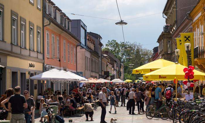 Belebt. Straßenfest in der Zinzendorfgasse im Juni 2019