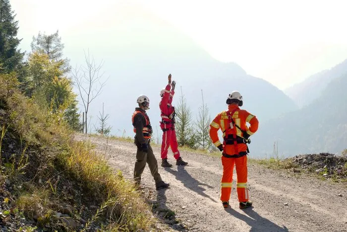 Eingebunden in die Katastrophenübung waren neben dem Bezirksfeuerwehrkommando Lienz auch die Bezirksforstinspektion, sowie der Journaldienst der Bezirks-hauptmannschaft Lienz und die Bürgermeister der betroffenen Gemeinden.