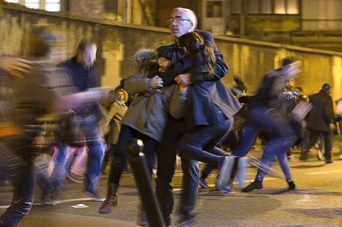 In einem beliebten Amüsierviertel im Osten von Paris eröffnen drei Islamisten das Feuer auf Gäste des Asia-Restaurants "Le Petit Cambodge" und der gegenüberliegenden Bar "Le Carillon". 14 Menschen werden im Kugelhagel getötet. Unter den drei Angreifern ist auch der mutmaßliche Drahtzieher der Anschläge, Abdelhamid Abaaoud.