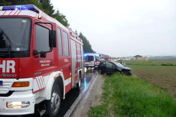 Berufsschüler aus Liezen kam auf der L201 zwischen Berndorf und Saaz mit Pkw von der Straße ab. Der Lenker und seine beiden Beifahrer wurden unbestimmten Grades verletzt. Mehr dazu.