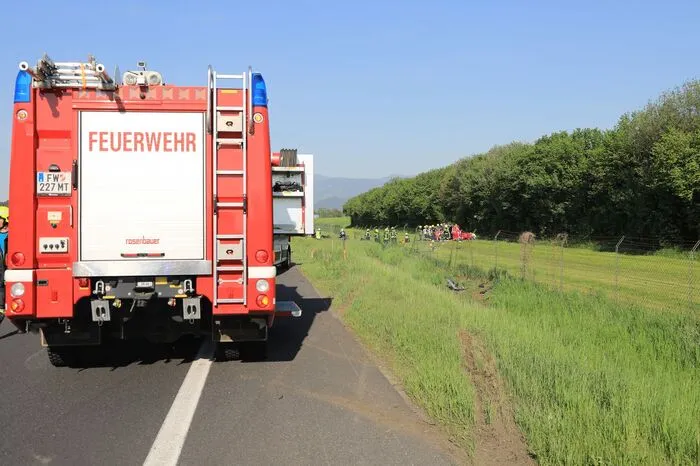 48 Mann der Feuerwehren Spielberg, Farrach und Zeltweg sowie das Rote Kreuz, Notarzt und die Autobahnpolizei wurden nach Zeltweg alarmiert