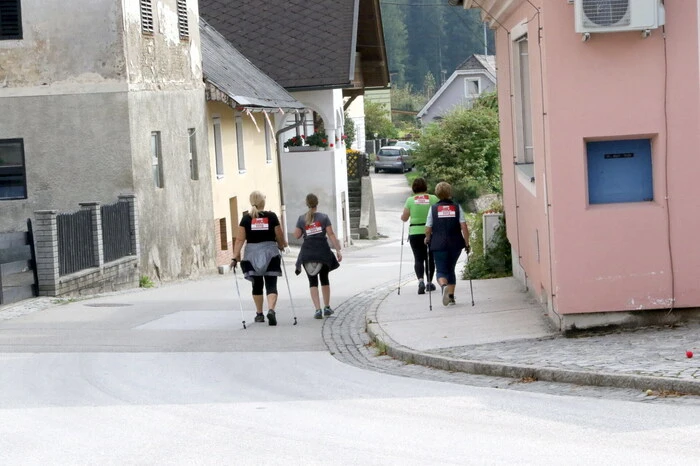 Am zwei Kilometer langen Rundkurs gesehen wurden unter anderen Werksportgemeinschaft Wietersdorf-Platzwart Horst Schaffer, Sänger Remo Cesare, Feuerwehrkommandant in Ruhe Rudi Schäfer-Kassin sowie die ehemalige Miss Kärnten des Jahres 1971, Bernhild Mayler. 