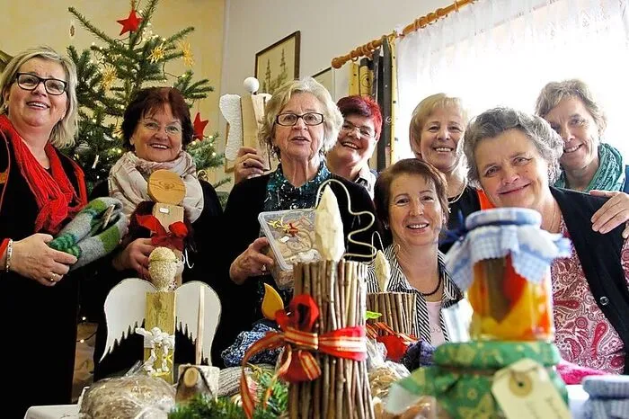 Die Frauen der Judendorfer Feuerwehrmänner treffen sich seit Jahrzehnten das ganze Jahr über regelmäßig, um in geselligem Rahmen ihre handgemachten Köstlichkeiten und Handwerk für den traditionellen "Advent im Dorf" zu basteln und kochen. Die Veranstaltung ist mittlerweile zur festen Institution für all jene geworden, die Ihre Vorräte an hausgemachten Spezialitäten und Weihnachtskeksen füllen. Die Besonderheit sind die in den Haushalten nicht mehr alltäglichen Rezepte und Produkte. Der Reinerlös aus den Verkäufen wird immer "Kärntner in Not" und anderen wohltätigen Projekten zugeführt.