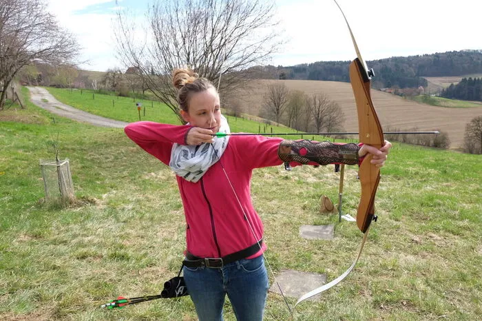 ... und zeigte Kleine Zeitung-Mitarbeiterin Katharina Lagler die Grundlagen des Bogensports.