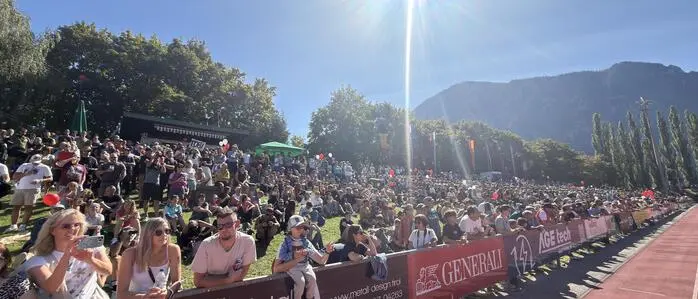 Prall gefüllte Ränge auf der Naturtribüne im Lienzer Stadion