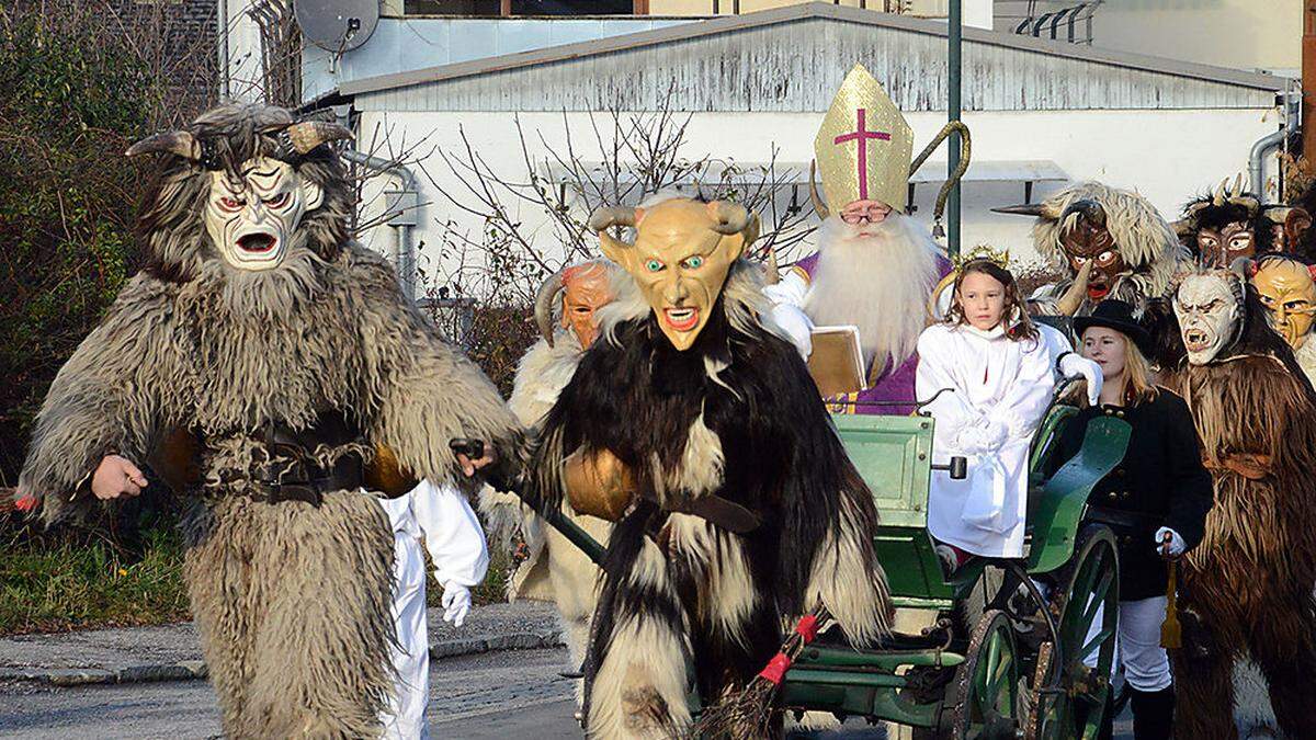 Die Brauchtumsgruppe Rosegg ist 40. Jubiläumsfest fand am Wahltag im Mai statt, der Krampuslauf am Tag der Wahlwiederholung, den 4. Dezember