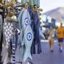 Souvenirs auf der griechischen Insel Kreta warten auf Käufer. Und die buchen fleißig