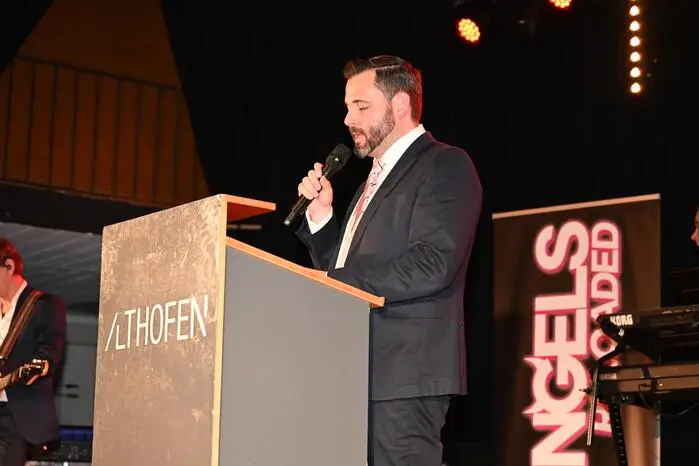 Clusterleiter Hannes Scherzer und Bereichsleiter Andreas Jannach (im Bild) richteten Grußworte an die Ballbesucher. Jannach stellte die Zahl zwölf, passend zur Anzahl der Absolventen und deren besondere Bedeutung in den Mittelpunkt.