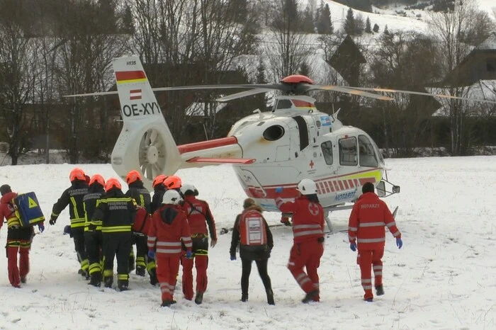 Die Rettung der Verletzen wurde "in hervorragender Zusammenarbeit", wie die Feuerwehr betont, mit dem Rotem Kreuz gemeinsam durchgeführt, für die notärztliche Versorgung und den Weitertransport in die Krankenhäuser Schwarzach und Schladming waren auch zwei Hubschrauber im Einsatz.