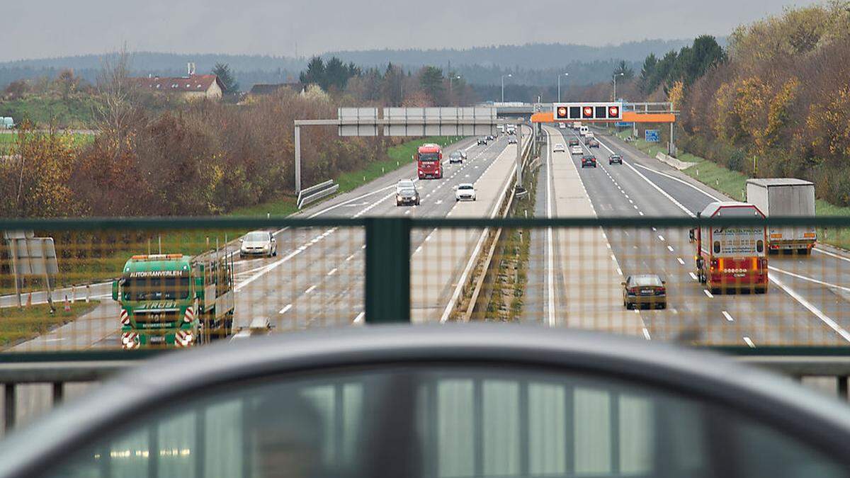 Der Lenker fuhr auf die Autobahn auf