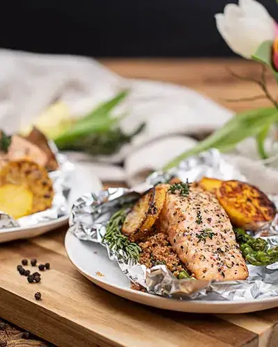 Fettarm, bekömmlich und schonend gegart – Lachs in der Folie mit Spargel