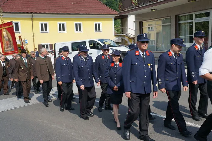 Die örlichen Vereine marschierten mit.