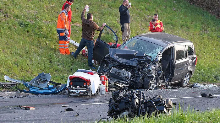 In Puch bei Paldau ereignete sich am Montag ein schwerer Verkehrsunfall - zwei Pkw kollidierten frontal miteinander