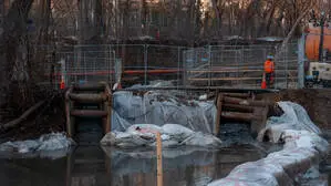 Die Bevölkerung wurde aufgerufen, wegen möglicher Viren und Bakterien Kontakt mit dem Flusswasser  zu vermeiden