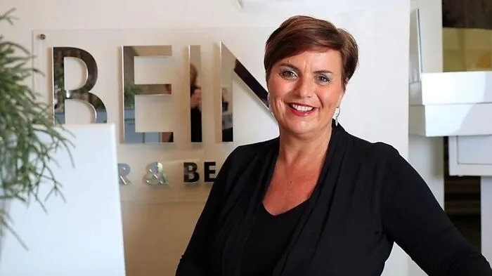 Barbara Bein, Friseur Bein, St. Veit: Ich hänge derzeit nur am Telefon und bin dabei, Termine zu koordinieren. Der Mai ist bei uns so gut wie ausgebucht. Für „Notfälle“ habe ich ein paar Lücken offen, um schon noch ein bisschen flexibel zu sein. Wir werden künftig in zwei Teams arbeiten. Unser Geschäft ist zum Glück groß genug, es gibt genügend Sicherheitsabstand. Wir alle freuen uns jetzt einfach nur, dass wir endlich wieder aufsperren dürfen.